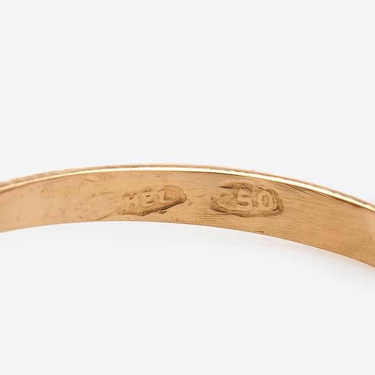 An 18K gold carmosé ring with brilliant cut diamond and octagon-cut diamonds.