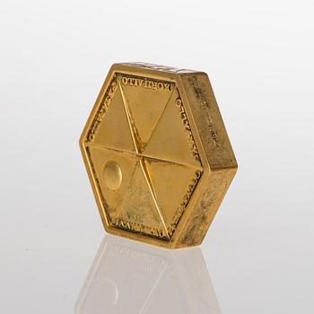 MITALI, design Eero Aarnio, kullattua hopeaa. Kultateollisuus 1968.