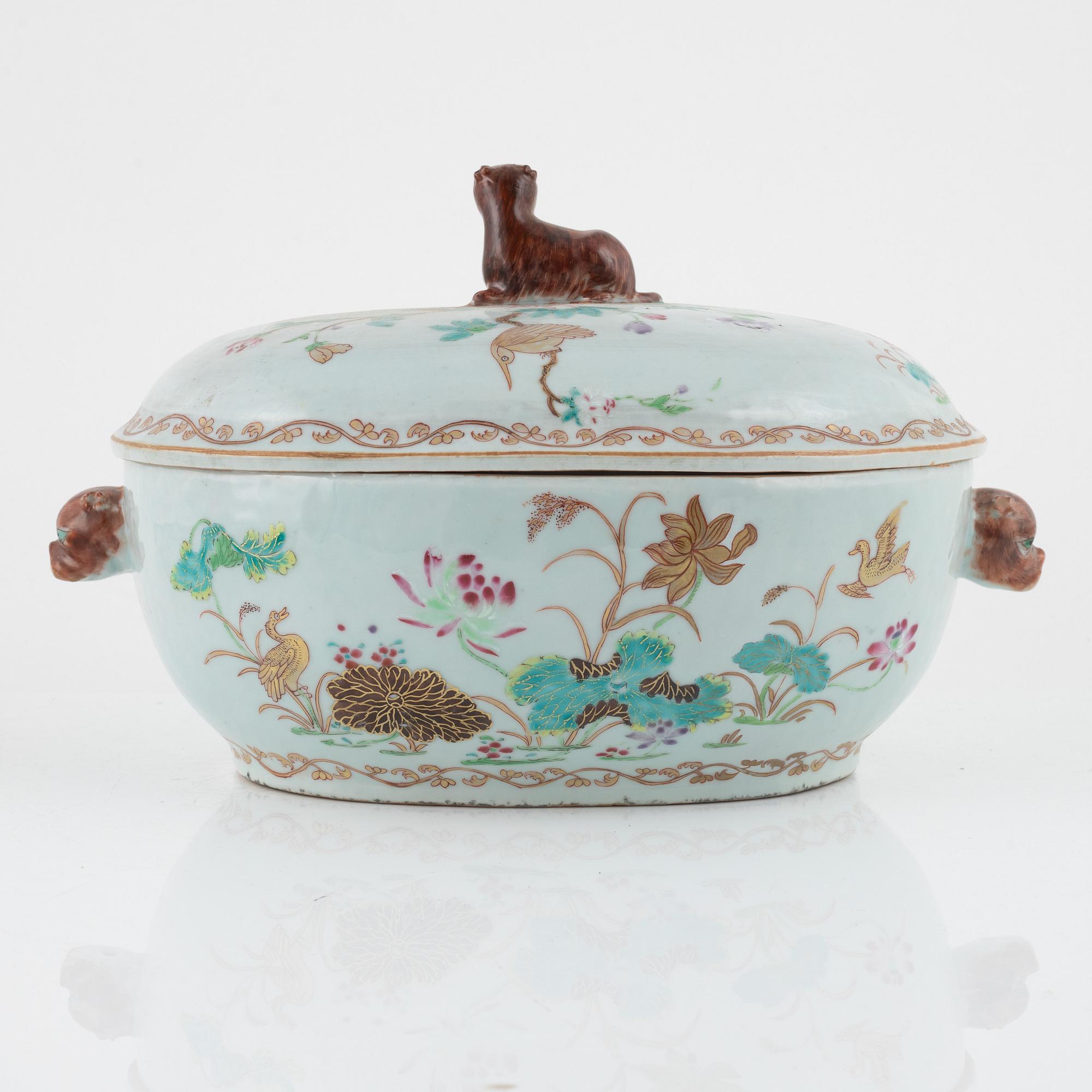 Terrin med lock, kompaniporslin. Qingdyastin, Qianlong (1736-95).