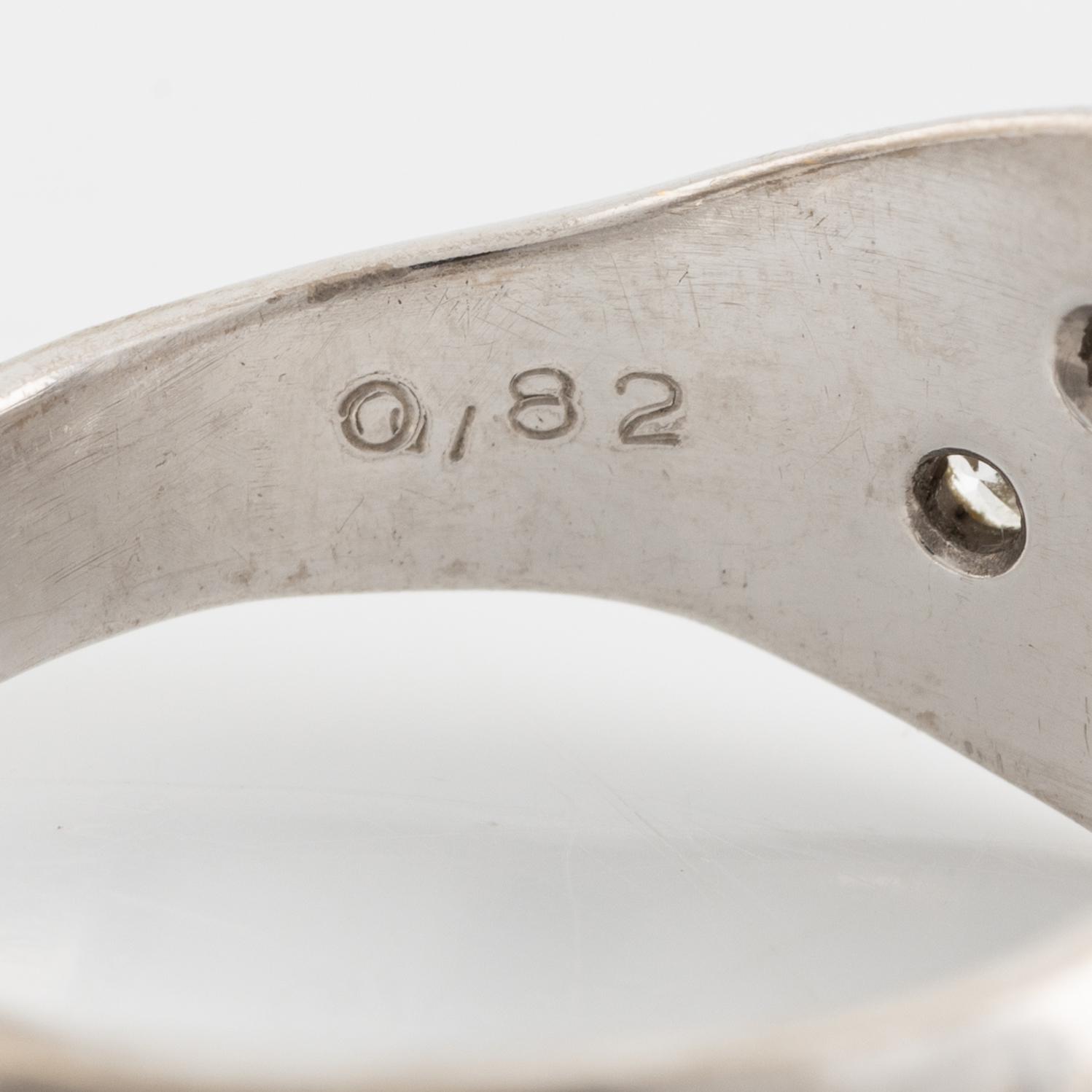 An 18K white gold ring set with round brilliant-cut diamonds.