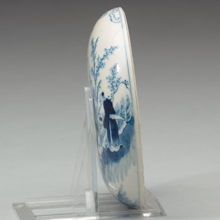 A blue and white porcelain box and cover, Qing dynasty, Guangxu (1874-1908), with Qianlong six character mark.