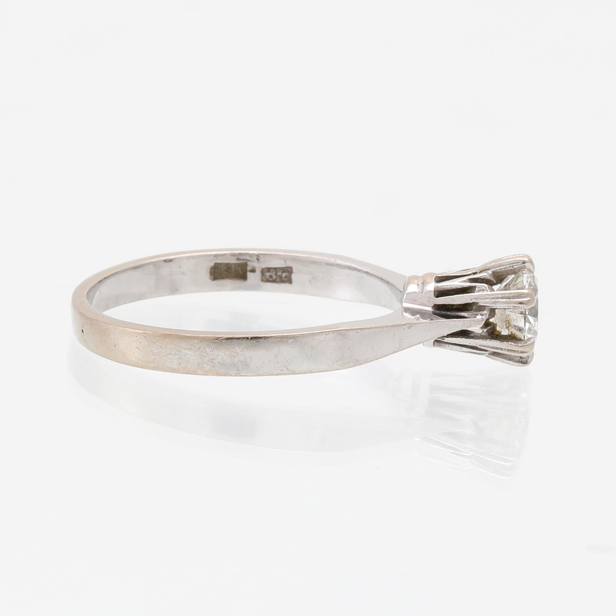 Ring solitär 18K vitguld med en rund briljantslipad diamant.