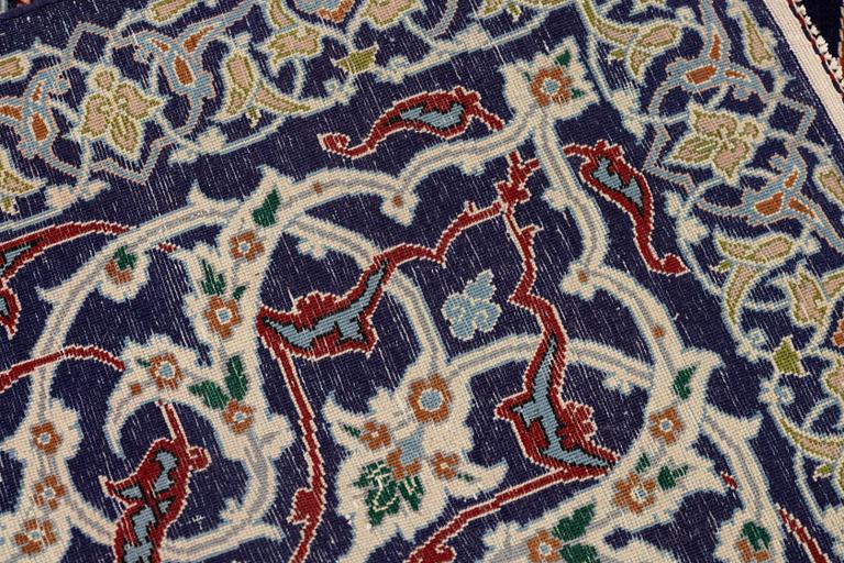 Matta, semiantik Isfahan, signerad Hekmat Nejad, ca 224 x 151 cm (samt 1 respektive 4 cm slätväv på vardera sida).