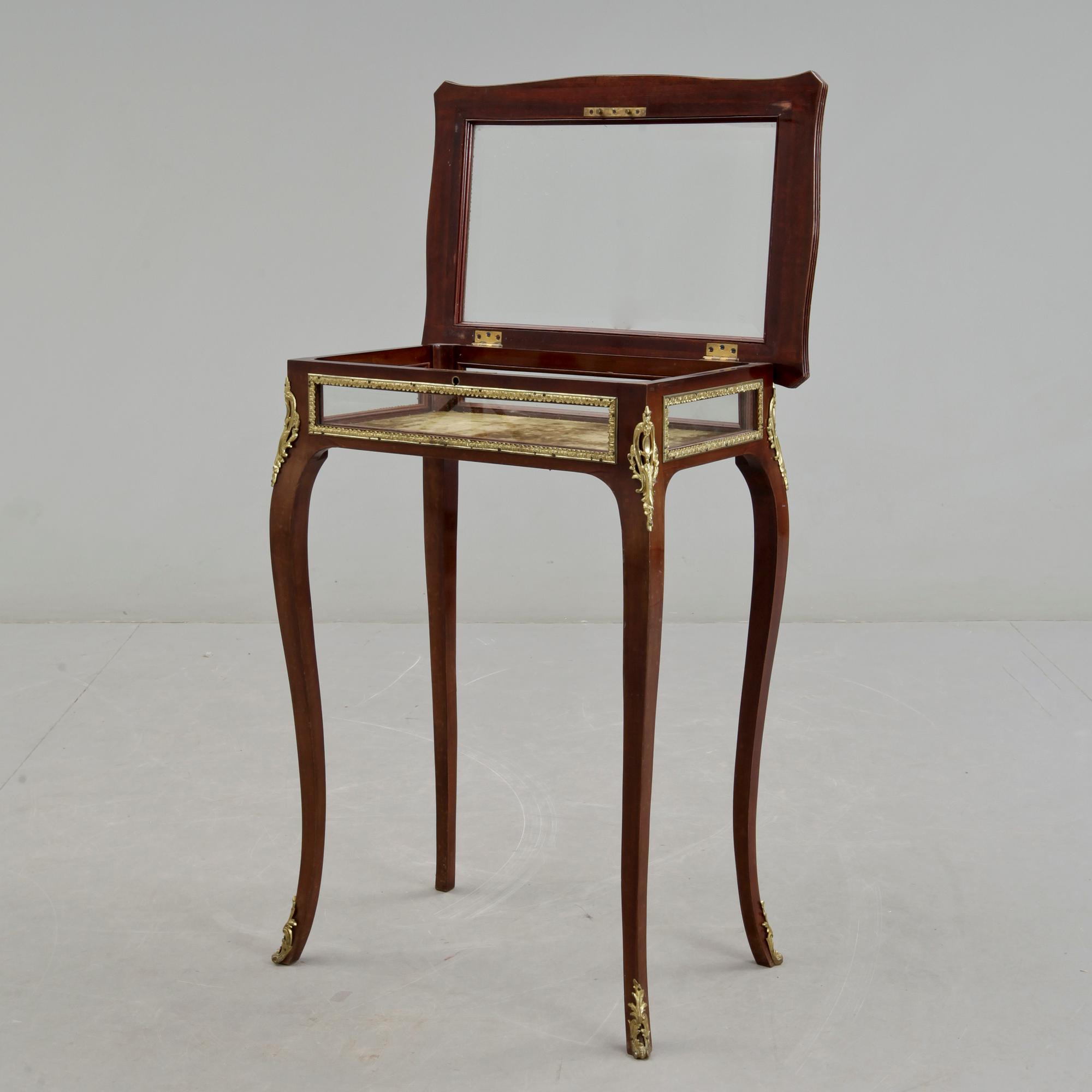 VITRINBORD, Louis XV-stil, 1800-tal.