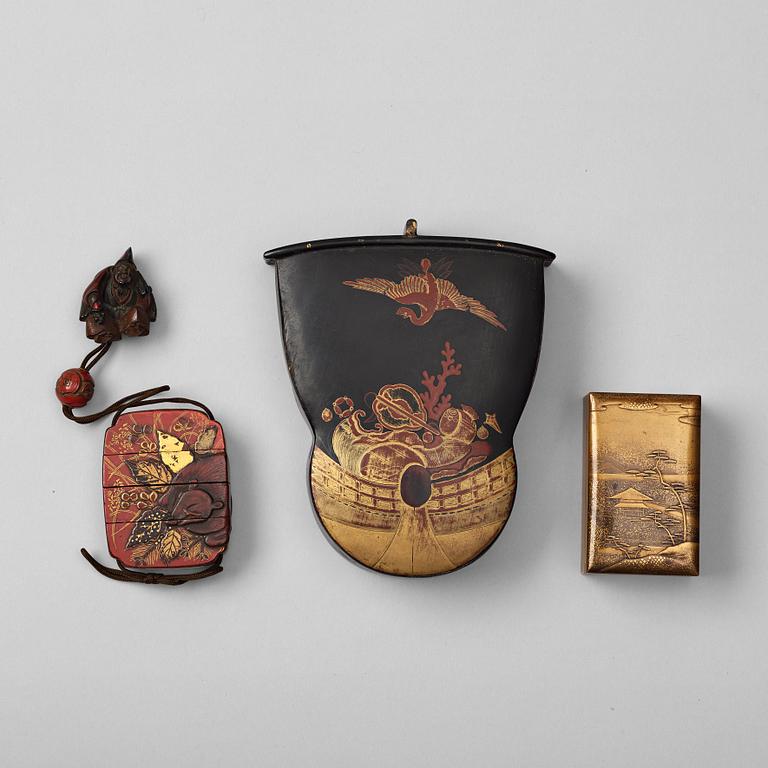 ASKAR med LOCK, två stycken, samt INRO, lack. Japan, Meiji (1868-1912).