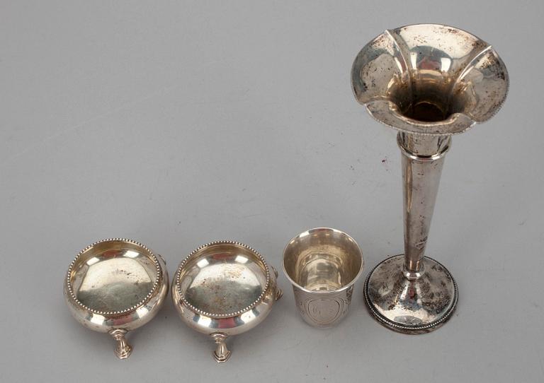 SALTKAR,  ett par, sterling silver, England 1893, BÄGARE, silver, Ryssland 1890 samt  VAS, silver. Tot. vikt ca 131,7 g.