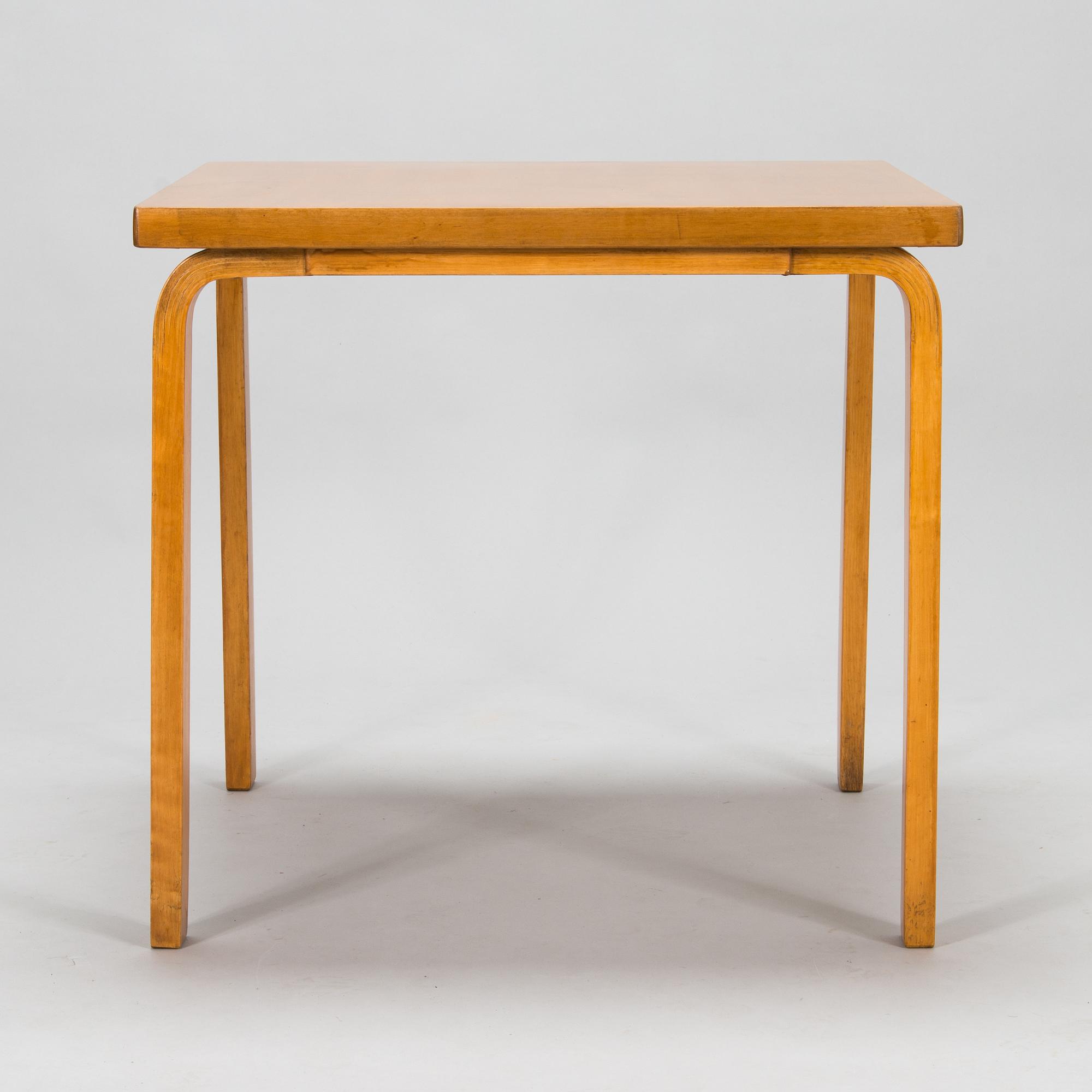Alvar Aalto, a mid-20th century '85' table and four '60' stools for O.Y. Huonekalu-ja Rakennustyötehdas A.B.