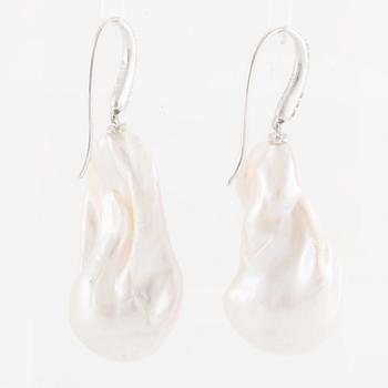 Örhängen 18K vitguld med odlade barocka sötvattenspärlor och briljantslipade diamanter.