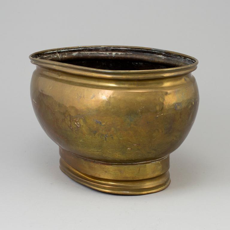 AN 18TH CENTURY BRASS WINE COOLER.