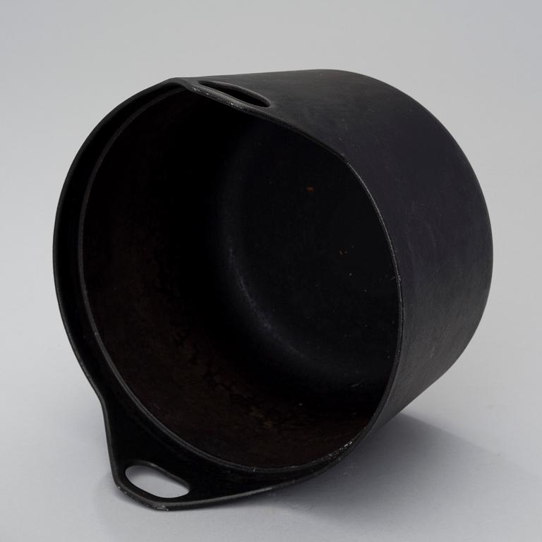 A cast iron pot, manufactured by Rosenlew in the 1960s-70s, Finland.