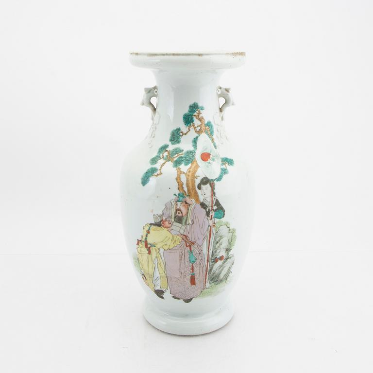 A Chinese porcelain vase around 1900.