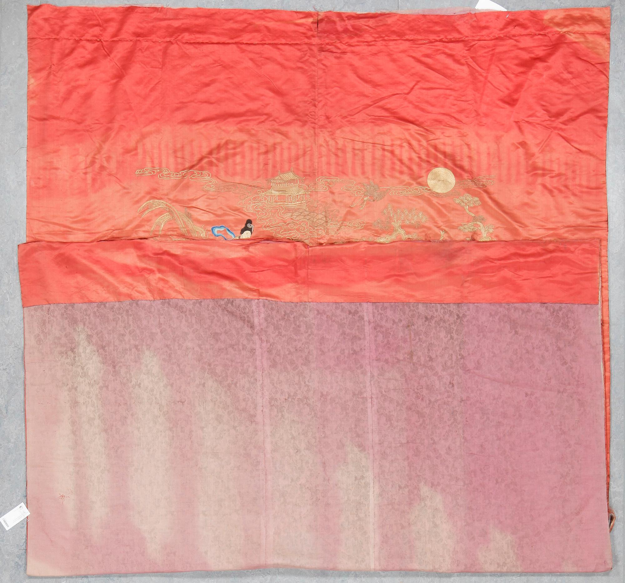 DRAPERI, broderat siden. Kina, tidigt 1900-tal.