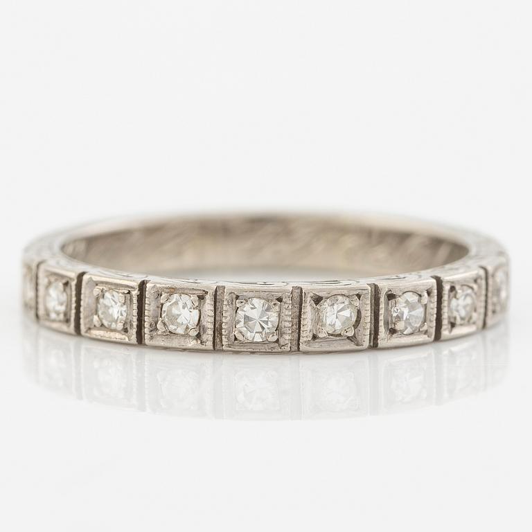 Alliance ring, 18K white gold set with small eight-cut diamonds.