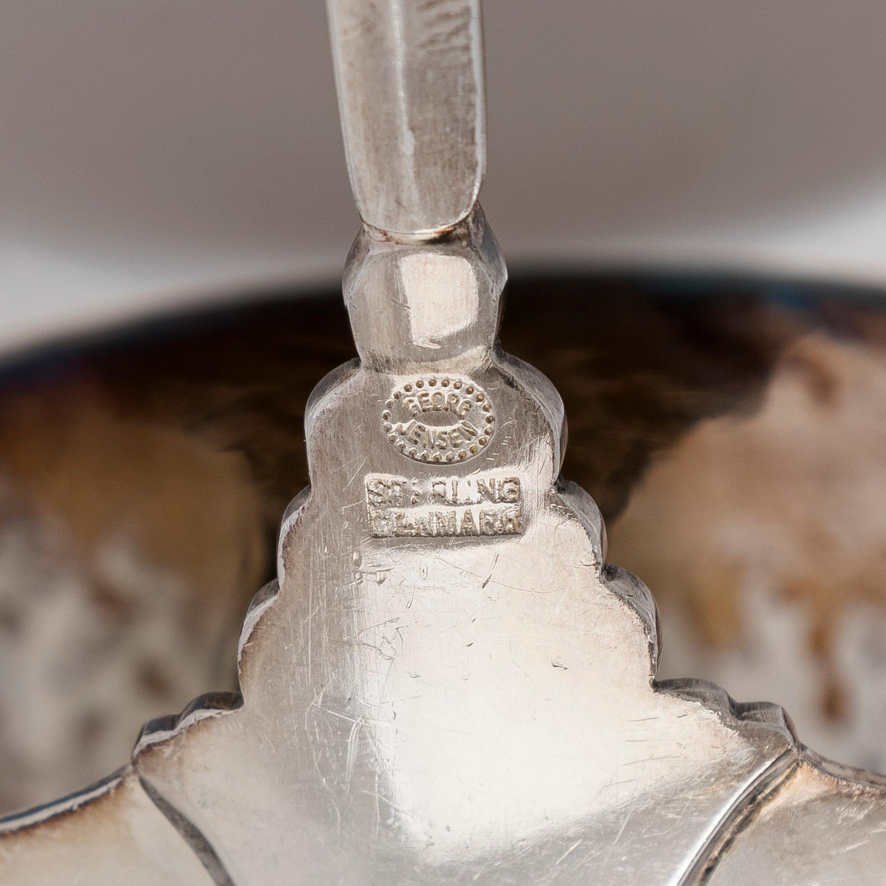 Georg Jensen, Kastikekauhoja, pari "Dronning/Acanthus", ja pullonavaaja, "Konge/Achorn" sterlinghopeaa, vuoden 1945 jälkeen.