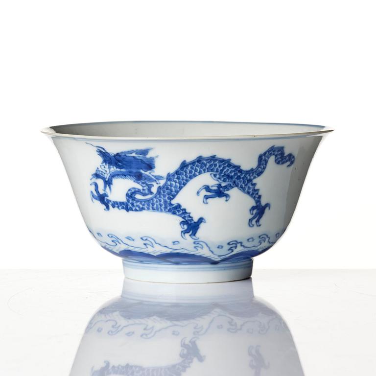 A blue and white 'four clawed dragon' bowl, Qing dynasty, Kangxi (1662-1722).