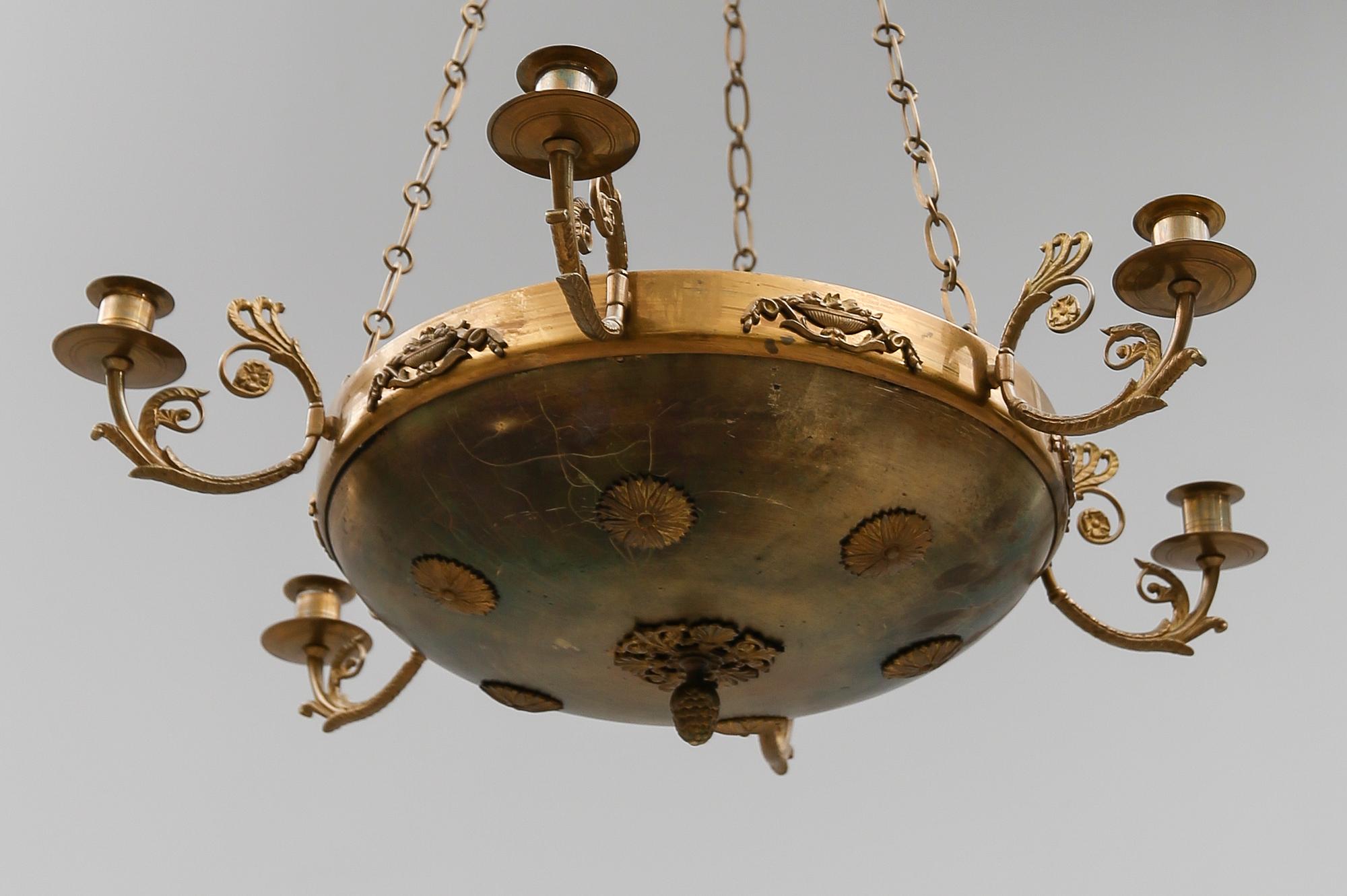 AMPEL, empirestil, 1900-talets första hälft. Höjd ca 77 cm.
