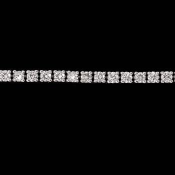 ARMBAND, 18K vitguld, 82 briljantslipade diamanter tot ca 2.20 ct.