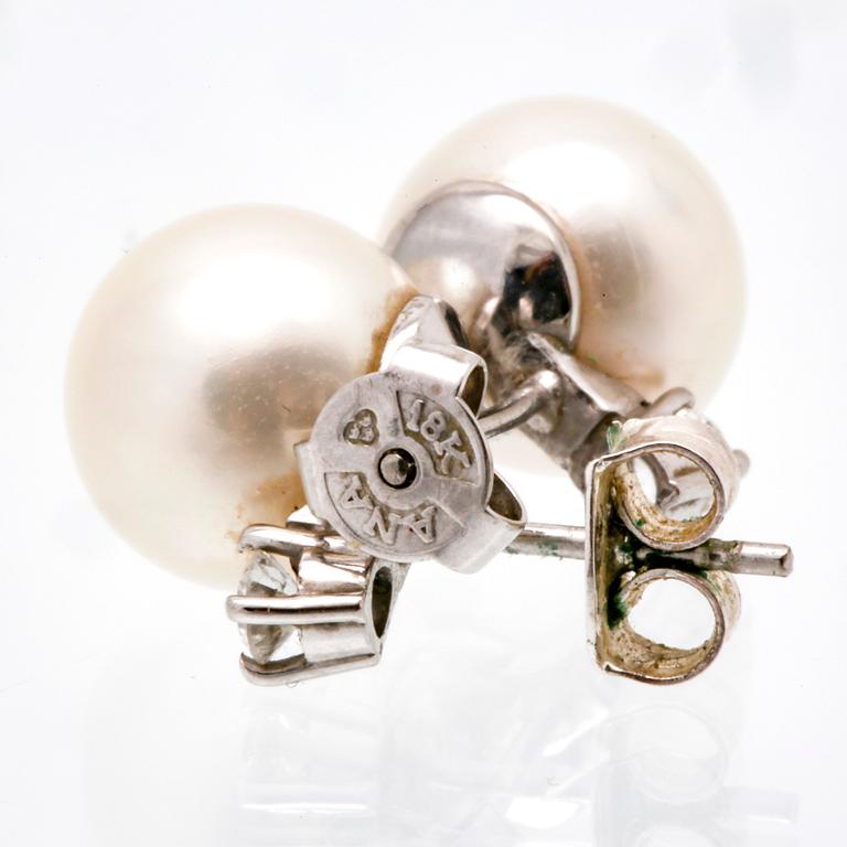 Earrings 18K whitegold 2 cultured pearls approx 10 mm and 2 brilliant-cut diamonds approx 0,15 ct.