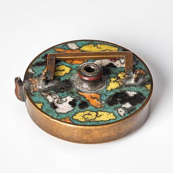 Vattendroppare/miniatyrkanna, cloisonné. Qingdynastin,