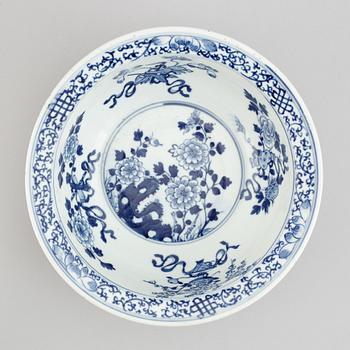 A blue and white bowl, Qing dynasty, 19th Century.