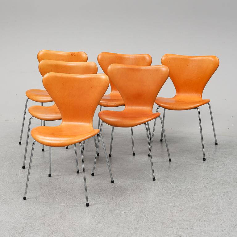 Six 'Serie 7' leather upholstered chairs by Arne Jacobsen for Fritz Hansen.