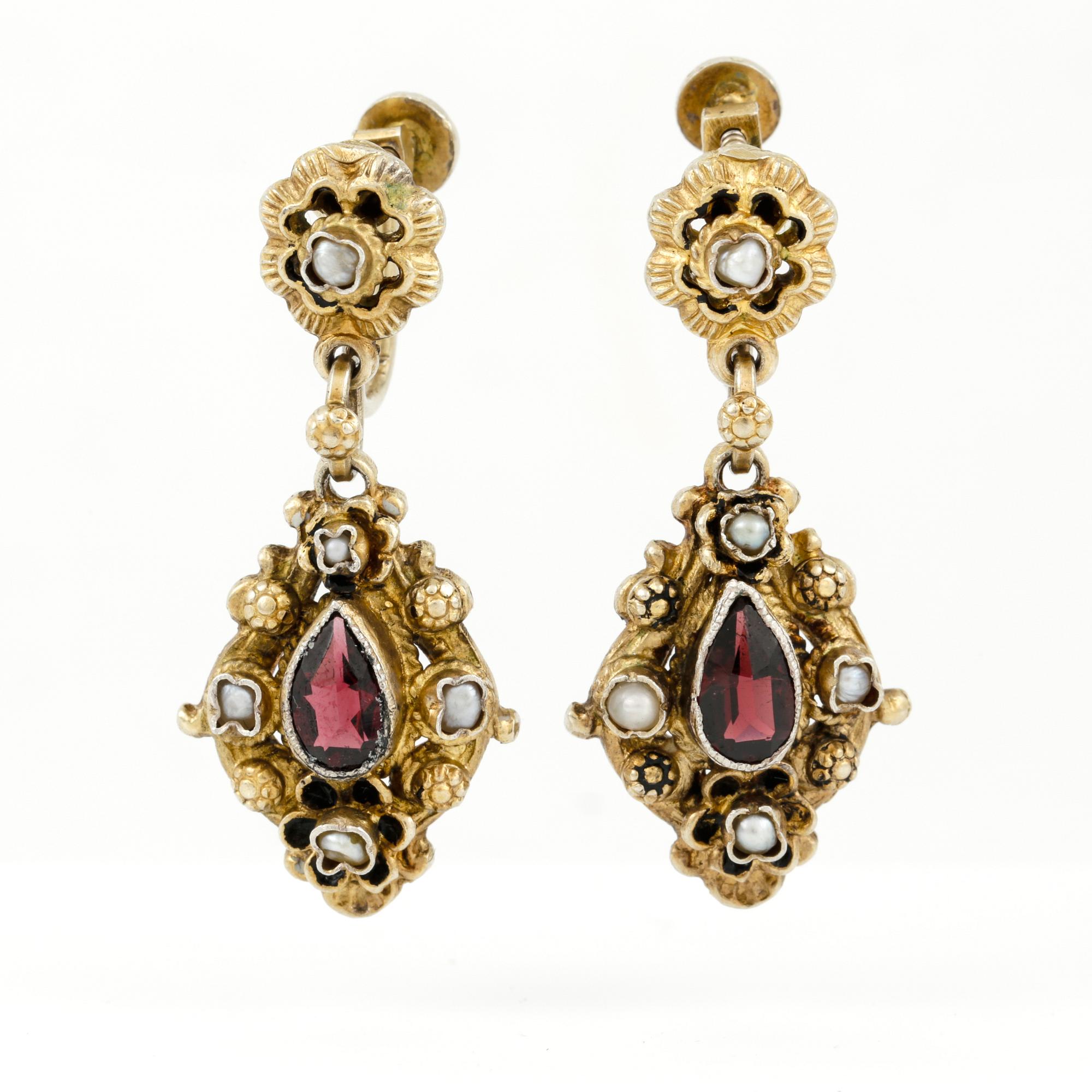 ARMBAND OCH ÖRHÄNGEN, förgyllt silver,vit och svart emalj, sötvattenpärlor och rosenslipade glasstenar. Vikt 52 g.