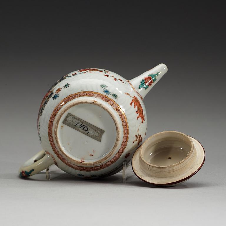 A famille verte kakiemon tea pot with cover, Qing dynasty, Kangxi (1662-1722).