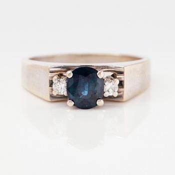 RING, 18K vitguld, diamanter och safir ca 0.80 ct.