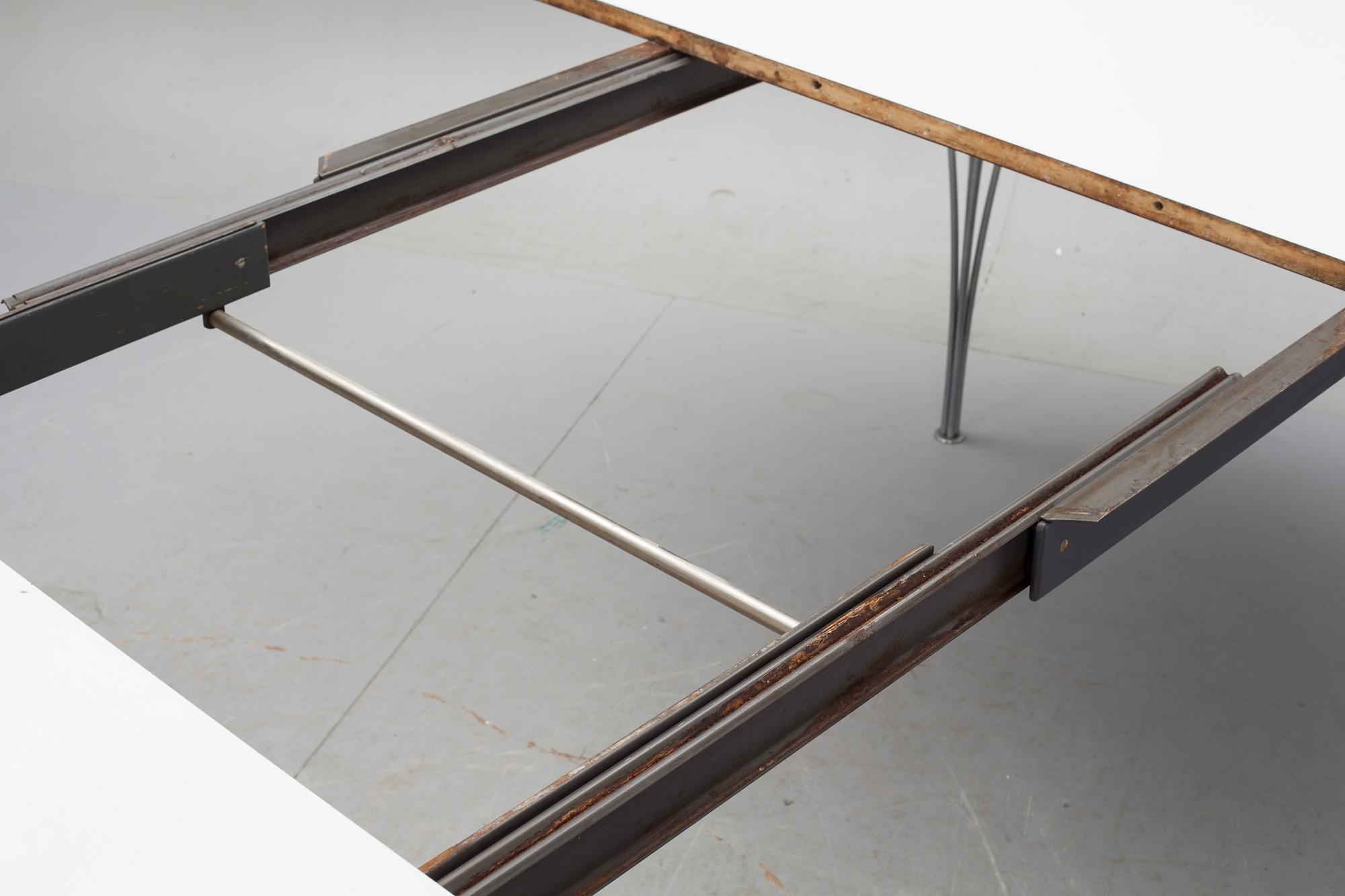 MATBORD, "Superellips" design av Piet Hein och Bruno Mathsson för Fritz Hansen, Danmark. Total längd 300.