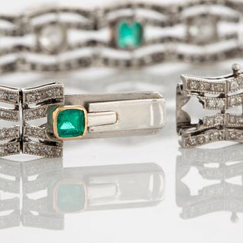 Armband med tio gammalslipade diamanter total vikt ca 2 ct samt fasettslipade smaragder.