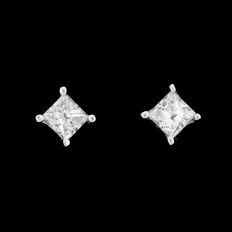 ÖRHÄNGEN, vardera prinsesslipad diamant, ca 0.15 ct.