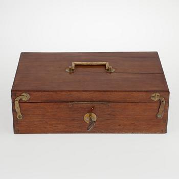 SKRIN, mahogny med mässingsbeslag, 1800-tal.