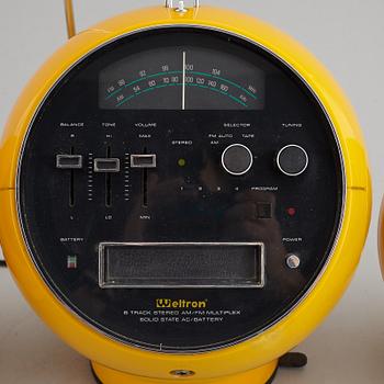 A 1970's Weltron Radio with speakers.