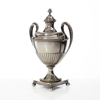 Guldsmedsaktiebolaget (GAB), A Swedish silver Gustavian style parcel gilt sugar bowl with lid, mark of GAB, Stockholm 1912.