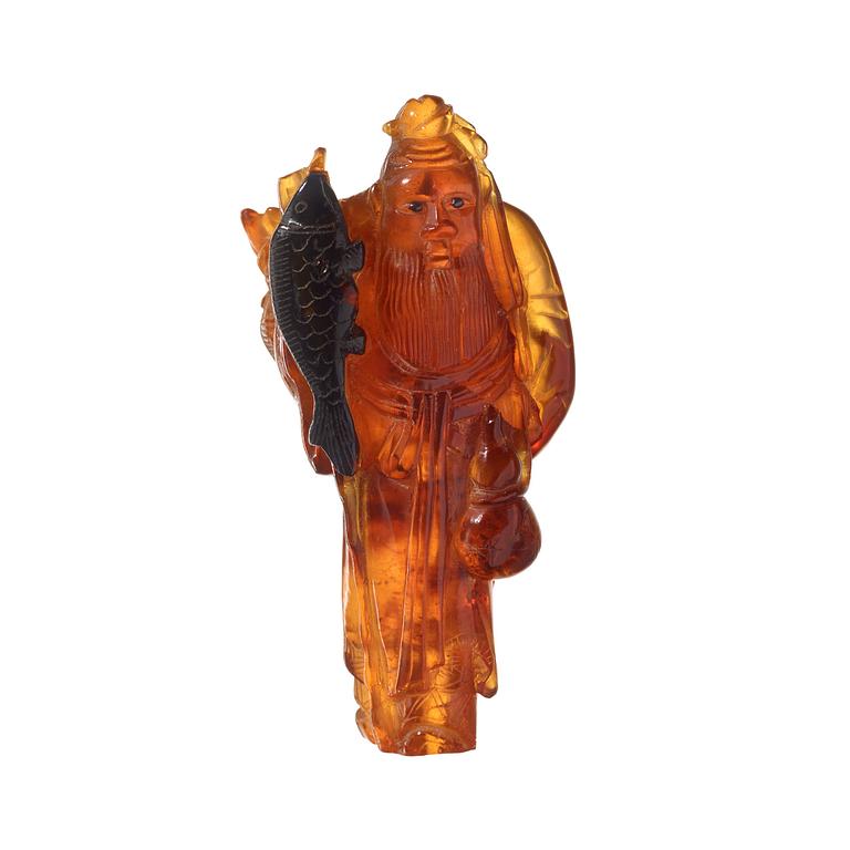 An amber figurine of a standing fisherman with prey, Qing dynasty (1644-1912).