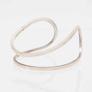Efva Attling, stelt armband "Loop cuff" samt örhängen av silver.