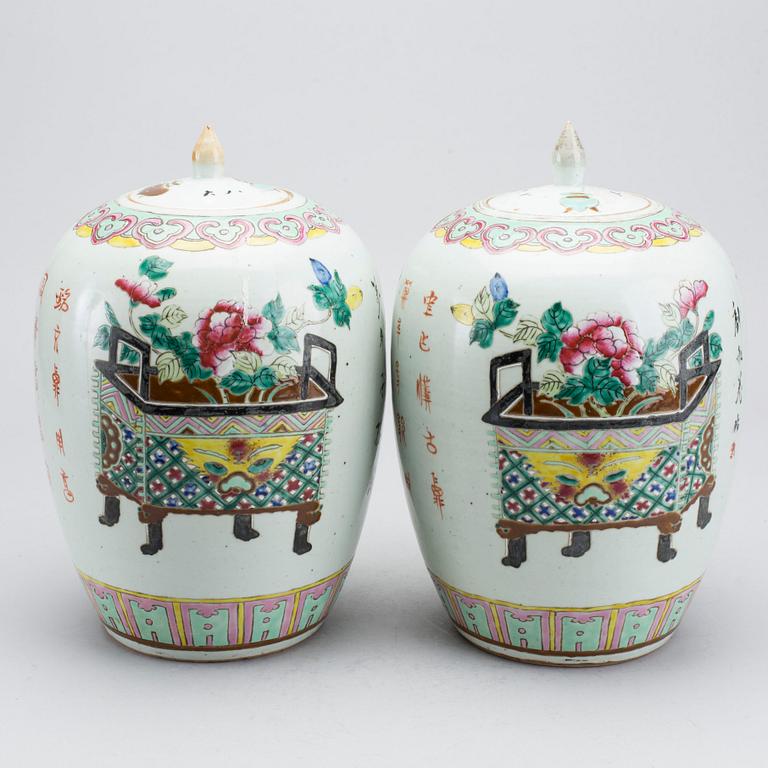 A PAIR OF CHINESE LIDED JARS, 19TH /EARLY 20TH CENTURY.