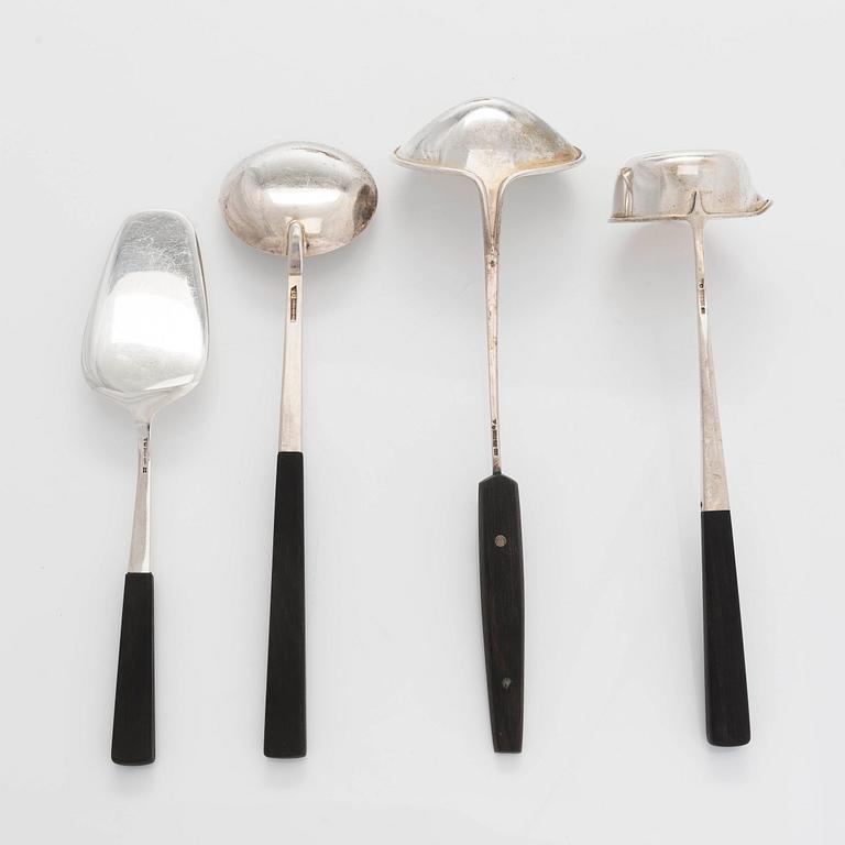 Tillander, Tarjoiluvälineitä, 9 kpl, hopeaa, joista viisi leimattu Matti Honkanen, Helsinki 1955-1962.