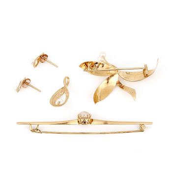 BROSCHER, 2 st, HÄNGE samt ÖRHÄNGEN, ett par, med odlade pärlor och små diamanter. 18K guld.