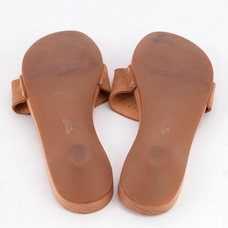 HERMÈS, a pair of sandals. Size 40.