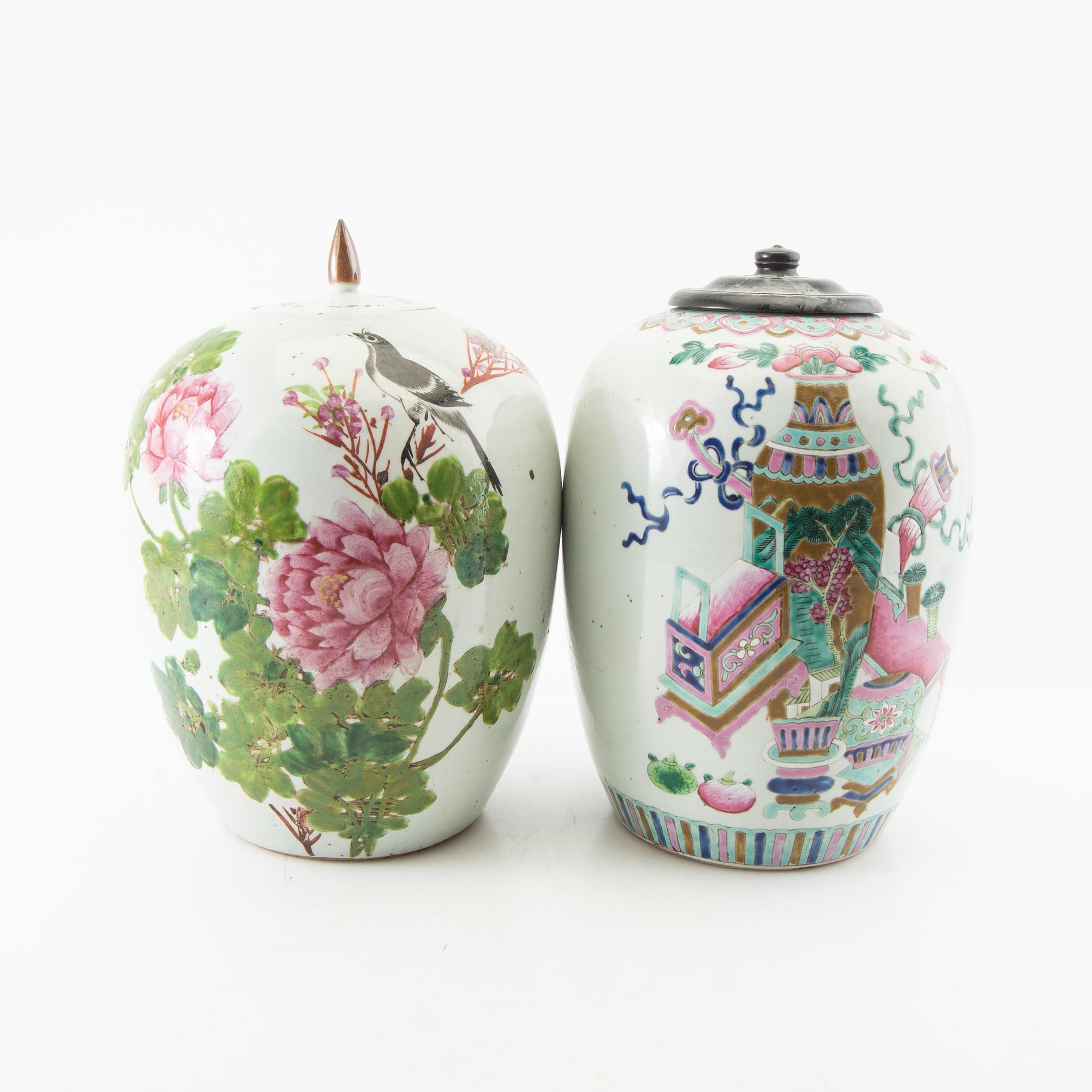 Lock urns 2 pcs China 19th/20th century porcelain.