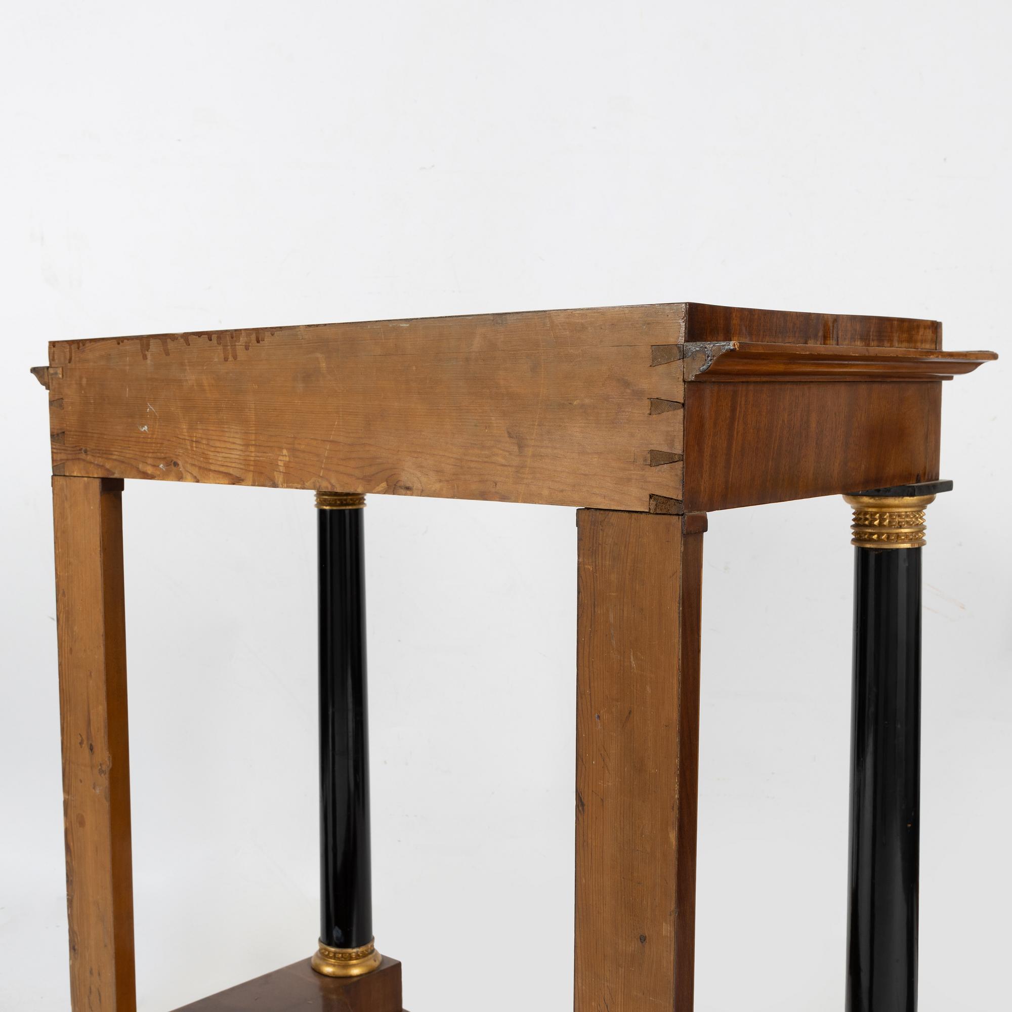 An Empire Mahogany Veneer Mirror and Console Table, first half of the 19th Century.