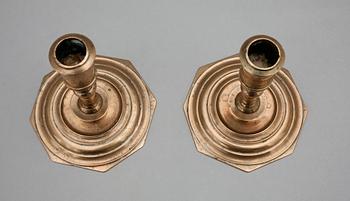 LJUSSTAKAR, ett par, mässing, barock, 1600/1700-tal.