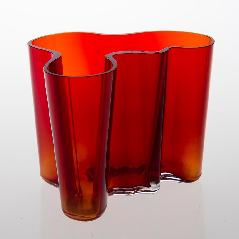 ALVAR AALTO, A glass 'Savoy' vase, Iittala late 20th century.