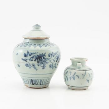 Lockurna samt urna, Kina , 1500-/1600-tal porslin.