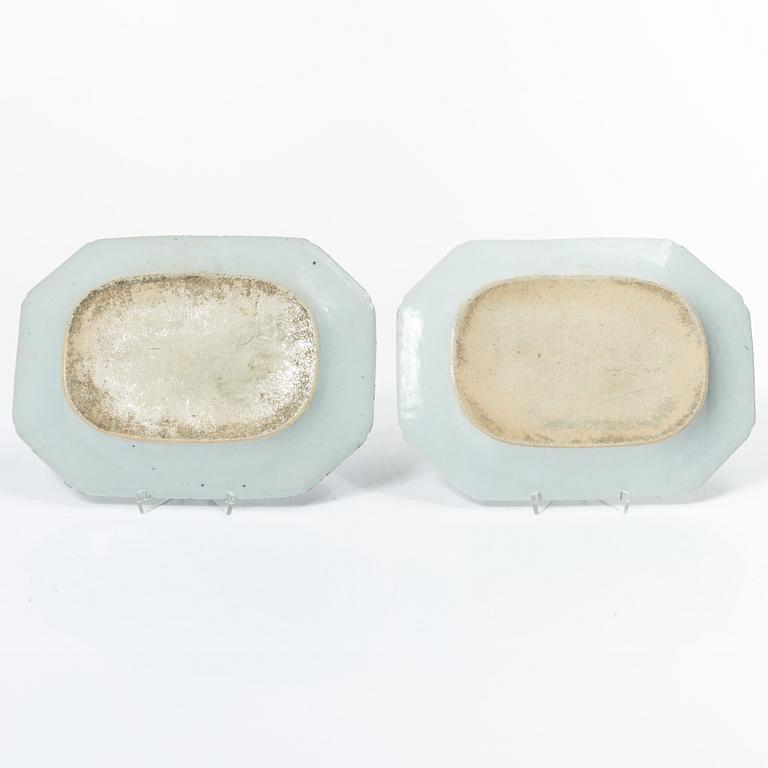 A group of five Chinese blue and white porcelain serving dishes, Qing dynasty, 18th century and around 1800.