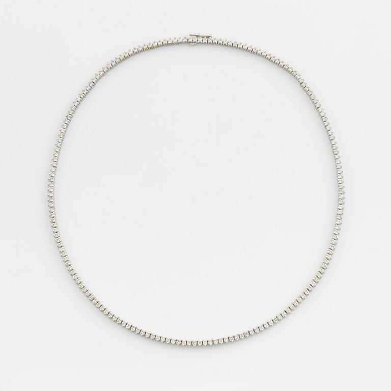 Tennishalsband, 14K vitguld, diamanter ca 5.52 ct tot. Med AIG-certifikat.