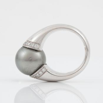 RING, Gübelin, med odlad grå tahitipärla, Ø 13 mm samt briljantslipade diamanter totalt ca 0.38 ct.