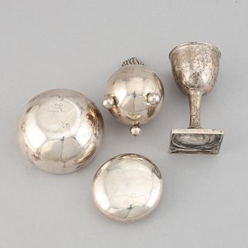 Skål, Supkalk, Pillerdosa, samt Flacong, silver, Sverige samt England, 1800-1900-tal.