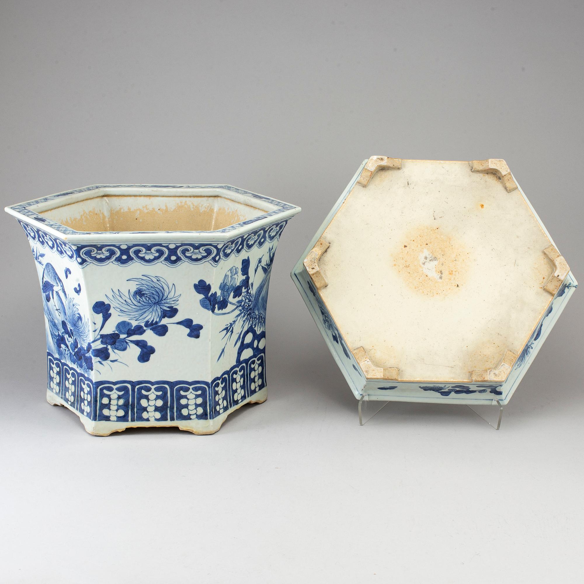 A blue and white flower pot with stand, Qing dynasty, Qianlong (1736-95).